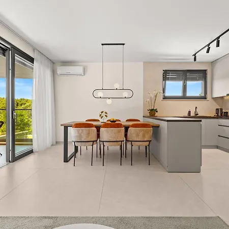 Luxury Seaside Apartament