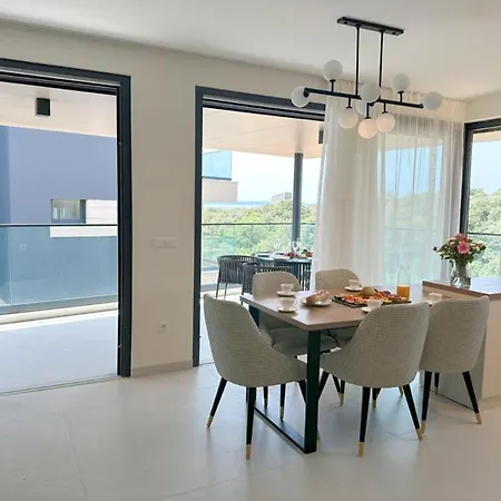 Luxury Seaside Apartment *