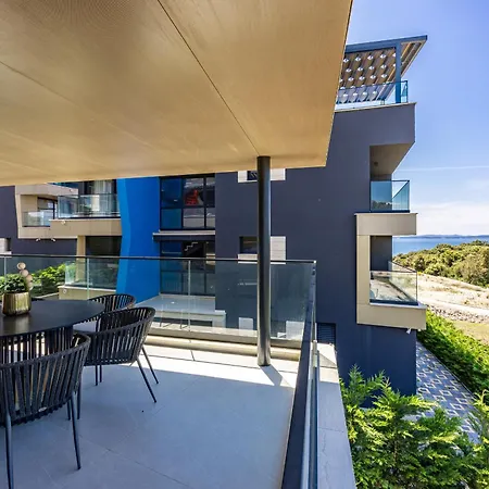 Luxury Seaside Apartment *