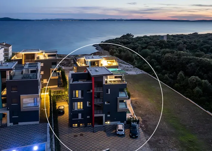 Luxury Seaside Apartment *