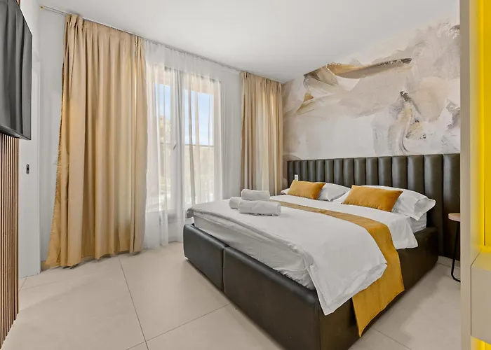 Luxury Seaside Apartment