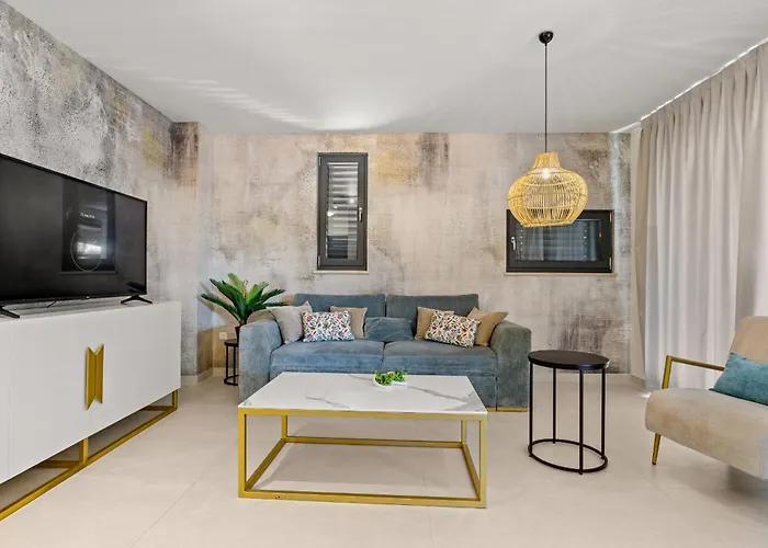 Luxury Seaside Apartment