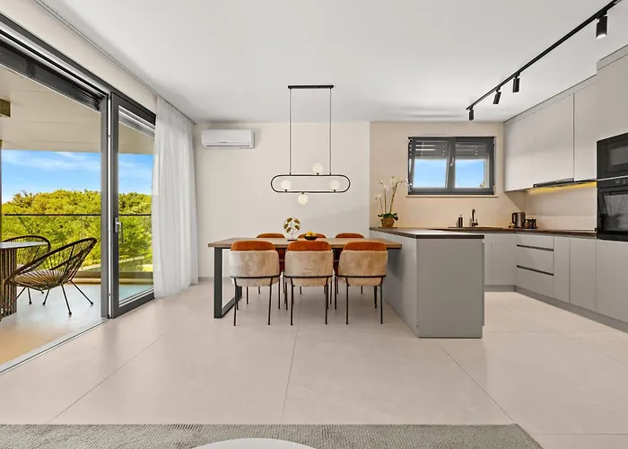 Luxury Seaside Apartment